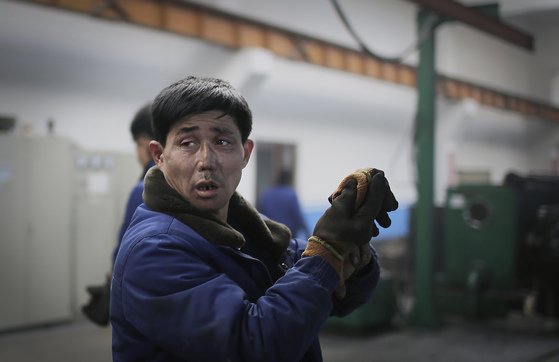 평양 공장에서 근무하는 북한 노동자. AP (기사 내용과 무관한 자료사진)