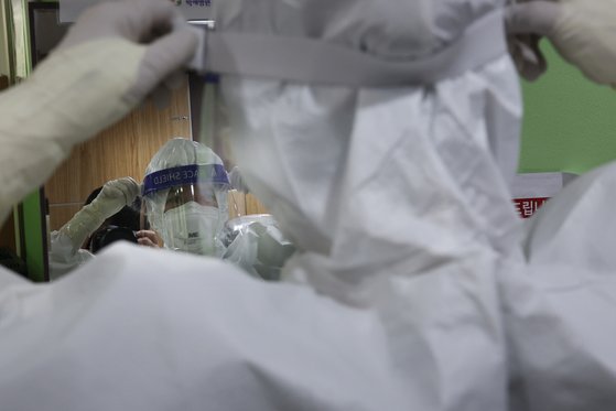 의료진이 중증환자 병동으로 들어가기 위해 보호구를 착용하고 있다. 연합뉴스