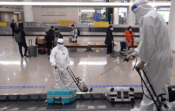 3일 인천국제공항 1터미널 세관구역에서 방역 관계자들이 여행객들의 수화물을 소독하고 있다. 뉴스1