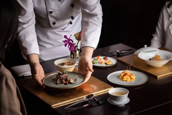 더플라자 호텔의 '도원'의 츄셩뤄 수석셰프가 국내 최초로 선보인 중식 오마카세 '양장따츄'를 내고 있다. 사진 한화호텔앤드리조트