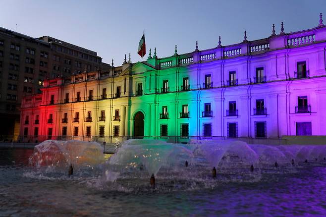 칠레 의회가 7일(현지시간) 동성 간 결혼을 합법화하는 법안을 통과시키면서 대통령 관저인 모네다 궁전이 LGBTQ+를 상징하는 무지개색 조명으로 물들었다. | EPA연합뉴스