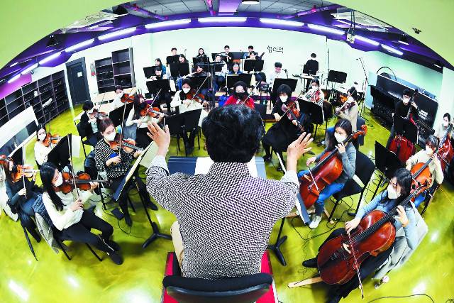 지난달 18일 서울 강남구 오케스트라 '함신익과 심포니 송' 연습실에서 단원들이 다음날 공연에 앞서 연습하고 있다.