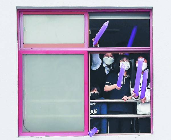 교실에 남은 충북 진천여자중학교 학생들이 'The Wing-날개' 콘서트를 창문을 통해 보며 환호하고 있다.