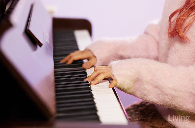 네 살 때부터 엄마를 졸라 피아노를 배우기 시작했다. 그녀의 음악 인생 대부분을 함께한 피아노를 작업실에 들였다.