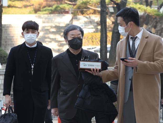 조국 전 법무부장관이 윤우진 전 용산세무서장 구속과 관련해 윤 전 서장이 무사했던 배경에 보이지 않는 손이 작용한 것이라며 윤석열 국민의힘 대선 후보를 겨냥해 발언했다. 사진은 불법 브로커 의혹을 받는 윤 전 서장이 지난 7일 오전 서울 서초구 서울중앙지방법원에서 열린 구속 전 피의자심문(영장실질심사)에 출석하는 모습. /사진=뉴스1