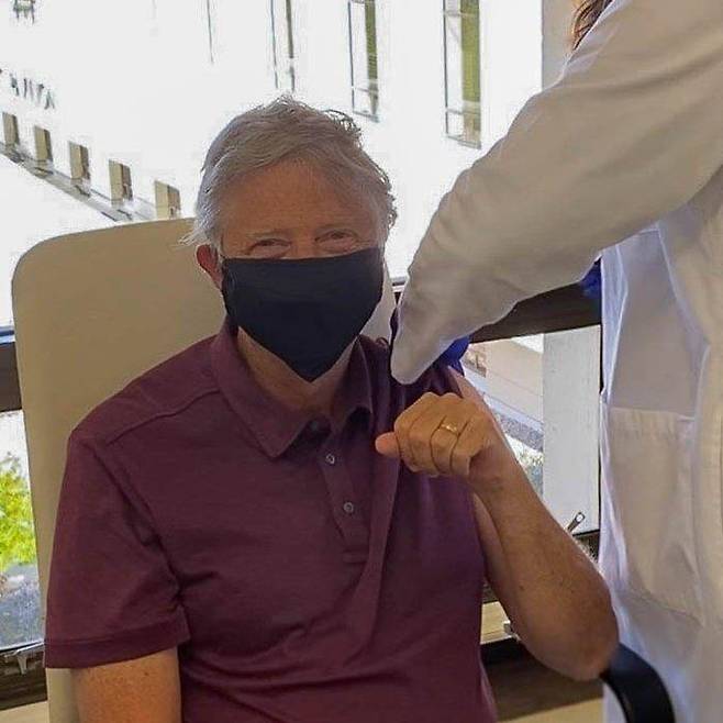 빌 게이츠(65)가 올해 1월 신종 코로나바이러스 감염증(코로나19) 백신을 맞는 모습. 연합뉴스