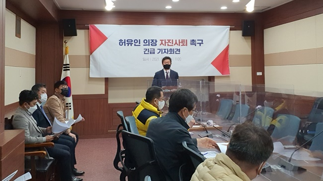 순천시의회 김병권 의원이 8일 시의회에서 허유인 의장의 자진사퇴를 촉구하는 긴급 기자회견을 열고 있다.