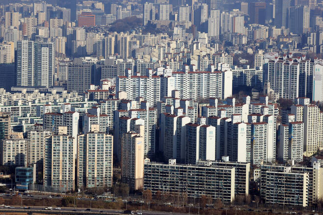 1세대 1주택자에 대한 양도소득세 비과세 기준 상향(시가 9억→12억원) 조치가 시행된 8일 전국 아파트 매물이 소폭 증가한 것으로 나타났다. 부동산 빅데이터 업체 '아실'(아파트 실거래가)에 따르면 9일 전국 17개 시·도의 아파트 매물이 전날보다 일제히 늘어났다. 사진은 이날 서울 여의도 63스퀘어에서 바라본 서울 아파트의 모습. 연합뉴스