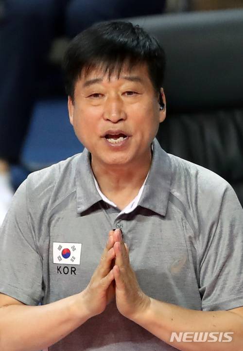 【서울=뉴시스】임태훈 기자 = 15일 오후 서울 중구 장충체육관에서 열린 2018 국제배구연맹 발리볼네이션스리그(VNL) 4주차 대회 대한민국 대 호주의 경기에서 김호철 감독이 작전 지시를 하고 있다. 2018.06.15. taehoonlim@newsis.com