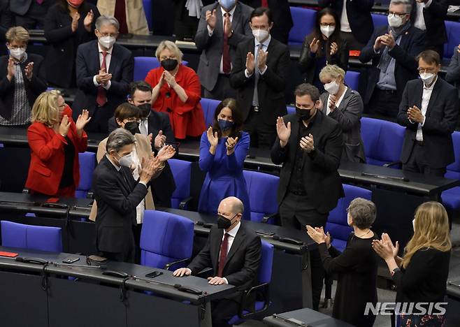 [AP/뉴시스] 독일의 올라프 숄츠 사민당 대표가 8일 연방 하원서 자신의 총리선출안이 통과된 뒤 동료 의원들의 축하를 받고 있다