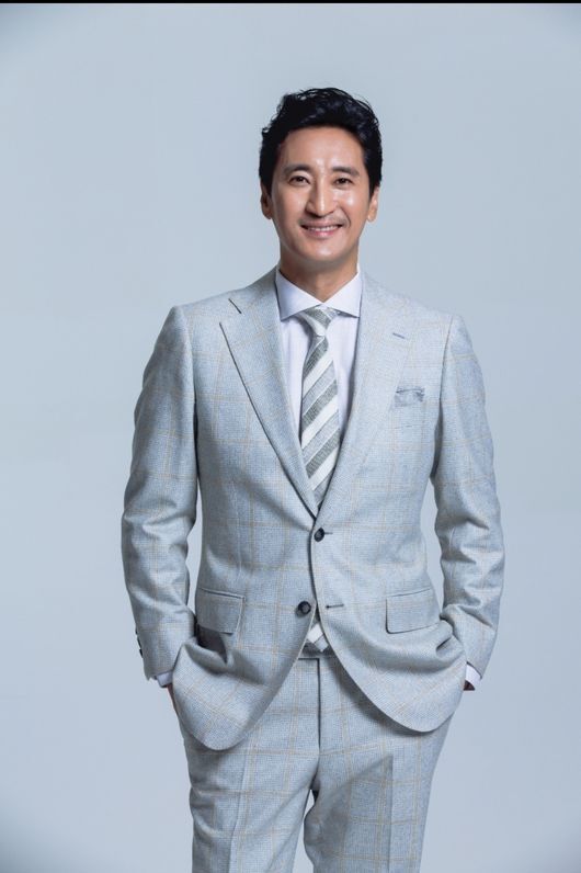 Former Manager Kim Mo, who was accused of Honor damage after filing suspicions of Gut Disclosure and propofol by Actor Shin Hyun-joon, received the Imprisonment One Year and Probation The Judgment.According to the legal system on the 8th, the court ruled that the judge was responsible for the 1 year of Imprisonment, 2 years of Probation, and 200 hours of community service for Manager Kim, who is accused of violating the law on information and communication network use promotion and information protection.The Judgment date was originally 24th of last month, but the Judgment was postponed by applying for postponement such as Kim Mo submitting a complaint.In The Judgment, which took place about two weeks later, the court judged one year of Imprisonment, two years of Probation, and 200 hours of community service.It is noteworthy that the Guilty Judgment, which is one year of Imprisonment, came out on charges of Honor damage.Shin Hyun-joons former manager Kim Moo revealed text messages through some media, saying he was unfairly treated when he worked as a manager of Shin Hyun-joon.In addition, the Seoul Gangnam District Police Department filed a complaint with the Department of Drugs, saying, Shin Hyun-joon has been on the Susa line for allegedly administering propofol to Illegal in 2010,At the time, Kim said, Shin Hyun-joon claims that the contents of Disclosure are false, but it is not true.Shin Hyun-joon filed a complaint with a legal representative for violating the Information and Communications Network Act, which said he had disseminated false facts and damaged Honor.Shin Hyun-joon refuted Kims claim, saying, I think that it should be eradicated to maliciously edit it and disclosure it because I know Actors privacy.I know how hard it will be, but I will go the right way without compromising with falsehoods with these beliefs. In November last year, Shin Hyun-joon said, The prosecution office in northern Seoul dismissed Kims accusation against Shin Hyun-joon as a charge of violating the Information and Communication Network Act without charge. The Gangnam District Police Department immediately accused Kim of the so-called propofol allegations. We have rejected the case, he said. Susa has revealed that all of the Disclosure content is not true at all, he said.Shin Hyun-joon also sued Kim in July last year, saying, Susa is currently in the process of suing Kims Honor defamation, and we will strictly ask for all responsibility under the law.