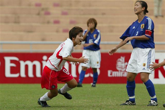 2003년 6월 21일 태국 방콕에서 열린 아시아축구연맹(AFC) 여자축구선수권 일본과의 3, 4위전에서 황인선이 결승골을 터뜨린 뒤 환호하고 있다.대한축구협회 제공