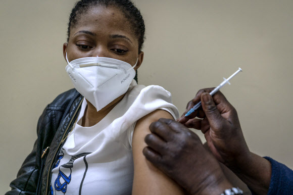 오미크론 확산 속 접종받는 남아공 여성 - 코로나19 오미크론 변이가 확산 중인 남아프리카공화국의 수도 요하네스버그의 병원에서 6일(현지시간) 한 여성이 백신 접종을 받고 있다. 2021.12.6 AP 연합뉴스