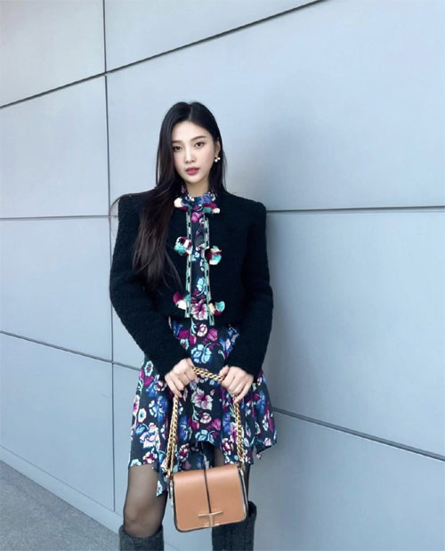 Joy posted a picture on his instagram on the 8th with an article entitled I did not know my heart is so colorful.In the photo, Joy poses in a colorful floral one piece, black jacket and boots: Joy, with all her adorableness, freshness and innocence.The beauty, which is more beautiful than the doll, makes it impossible to keep an eye on it.Meanwhile, Joy, who is openly devoted to singer Crush, will appear in the JTBC drama One Person Only scheduled to be broadcast in the second half of this year.