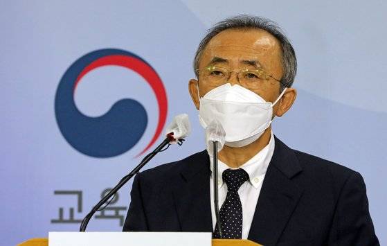 강태중 한국교육과정평가원장이 9일 정부세종청사 교육부 브리핑실에서 2022학년도 대학수학능력시험 채점 결과 브리핑을 하고 있다. 평가원은 10일 수험생에게 수능성적통지표를 교부하며 온라인을 통해서도 성적증명서를 발급받을 수 있다고 밝혔다. 뉴스1