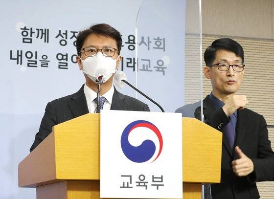 22학년도 수능 채점 결과 발표하는 이규민 채점위원장. 연합뉴스