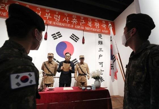 제76주년 광복절을 이틀 앞둔 지난 8월 13일 충남 천안시 독립기념관을 찾은 군 장병들이 대한민국 임시정부의 숙원이었던 한국광복군 총사령부 성립 전례식이 중국 충칭에서 거행되는 모습의 모형을 살펴보고 있다. 연합뉴스