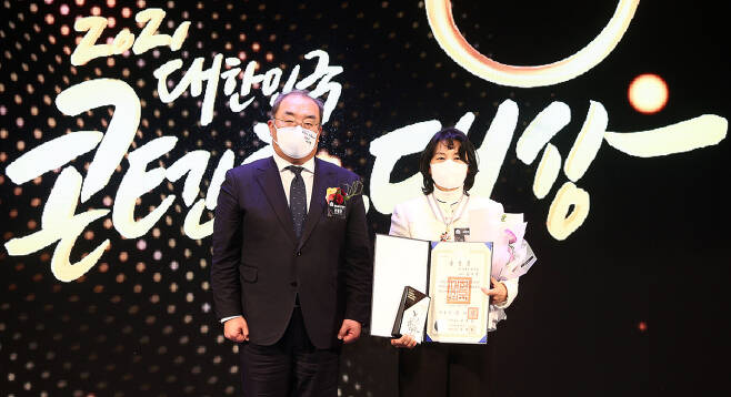 Deputy Culture Minister Han Hyeong-min (left) and Bidangil Pictures CEO Kim Su-jin pose for photos at the 2021 Korea Content Awards on Wednesday. (Korea Creative Content Agency)