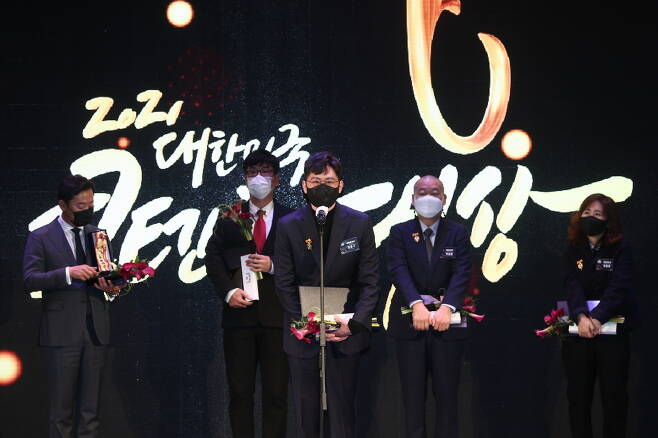 Naver Webtoon CEO Kim Jun-koo is given a presidential commendation in the overseas achievements category of the 2021 Korea Content Awards. (Korea Creative Content Agency)