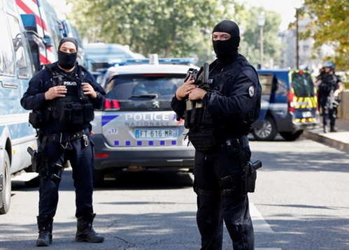 프랑스 경찰이 테러를 계획한 지하디스트 2명을 체포했다. 사진은 프랑스 경찰 모습. /사진=로이터