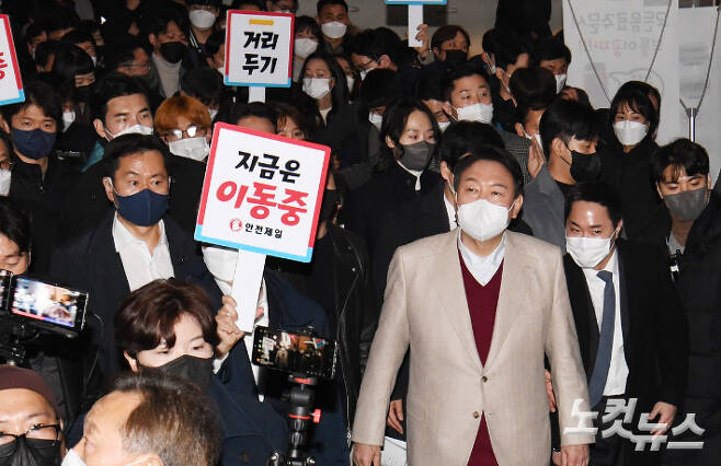 국민의힘 윤석열 대선 후보와 이준석대표가 8일 서울 종로구 대학로에서 거리인사를 하고 있다. 국회사진취재단