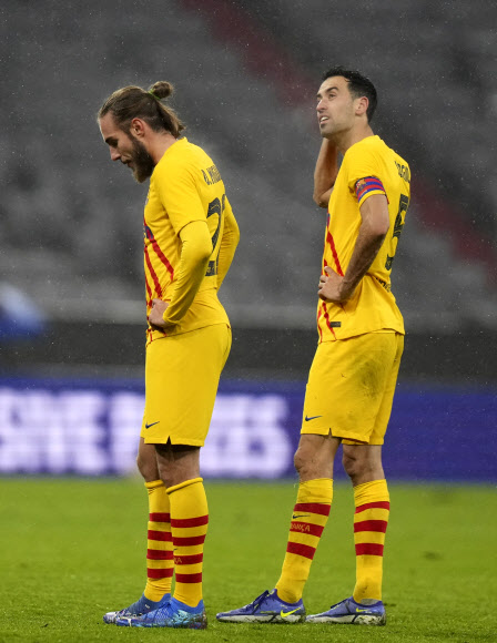 9일(한국시간) FC바르셀로나의 수비수 오스카 밍구에사(왼쪽)와 미드필더 세르히오 부스케츠가 유럽챔피언스리그 조별리그 탈락이 확정되자 허탈하게 그라운드와 관중석을 바라보고 있다.뮌헨 AP 연합뉴스