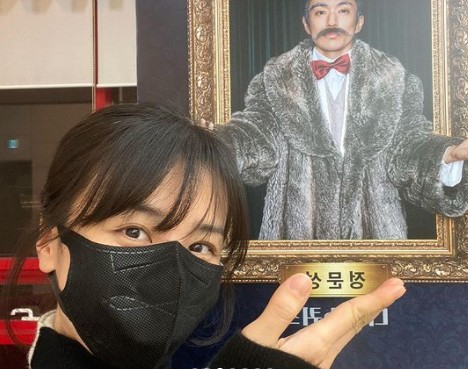 Park Ha-sun has reported on the latest.On the 9th, Park Ha-sun told his instagram, Agent Jang Chun-woo, who met for a long time!It is a pleasant performance that is a good musical for a while. It is so funny and funny that you are so funny that you are digesting a multi-member district. Park Ha-sun in the photo is a certified musical Gentlemans Guide. It is cute to see the poster pointing at the poster and staring at the camera.I will meet you tomorrow at the Cinetown invitation, and it was the best musical Gentleman guide Di Squith.Meanwhile, Park Ha-sun has a daughter with Actor Ryu Soo-young in 2017 and marriage.Currently, SBS Power FM Park Ha-suns Cine Town is in charge of the progress.