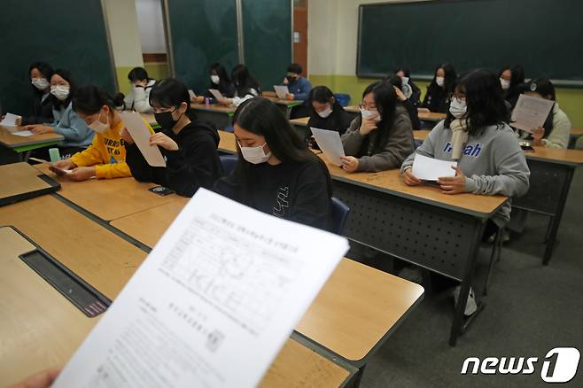 2022학년도 대학수학능력시험 성적표 배부일인 10일 오전 광주 광산구 정광고등학교 한 교실에서 고3 수험생들이 배부받은 수능 성적표를 보고 있다.2021.12.10/뉴스1 © News1 황희규 기자