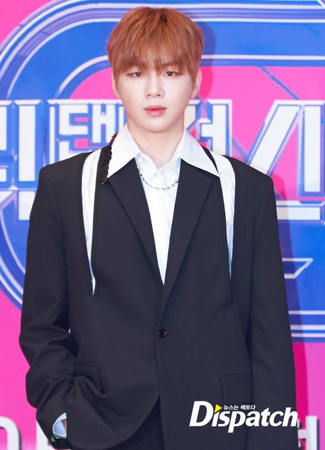 The staff of Kang Daniel received a confirmation of Corona 19 on the morning of the 10th.The pre-recording was immediately suspended, and the staff was put into isolation.The 2021 MAMA was pre-recorded at the Paju CJ ENM Studio Center at 8 am on the 10th.Kang Daniel staff entered the recording site without the PCR inspection results and contacted the Wanna One members.The result of the self-diagnosis kit was negative, Connected Entertainment said in a telephone conversation with On the 10th, and apologized, We received the PCR result (positive) before recording, and we are currently in isolation at home.Last week, CJ asked each agency for PCR Inspection 48 hours before the broadcast. Kang Daniel received a PCR test on the 9th.And on the morning of the 10th, I attended the pre-recording without receiving the inspection result.The call sign fell at 8:30 a.m. on the 10th, Connected said.The results of the self-diagnosis were negative, he said. I heard about the positive training at the public health center before recording and immediately stopped the schedule.The problem is the movement of confirmed staff: Kang Daniel used the waiting room with Hwang Min-hyun, Park Woo-jin, and Bae Jin-young, who made close contact with the members without any sanctions.I contacted the Gangnam District, Jungnang-gu, and Gwangjin-gu screening clinics in Seoul.Under the anti-virus guidelines, I was told that I should wait at home until I received the PCR inspection results.If you receive Corona 19 Inspection, you are being instructed to wait for your home until the results come out, said Gangnam District Public Health Center, which explained, If the results are positive, you may be charged with a right to indemnity in case of violation.Even if we personally need a result (on a pre-emptive level), we have to wait for our home until we get results, Myongji Hospital said.Kang Daniels complacency paralyzed the recording site.Kang Daniel used the organizers call time as an excuse, but most of the agency officials attended the PCR results.CJs response was also on the board. Wanna One conducted a rapid test at a hospital in Seoul this afternoon. The results will be released around 8 p.m.Were currently sequestering them from all our homes.An agency official said, MAMA said that it will be recorded if it is voiced. Members are nervous. I do not know if it is right to push the stage. The biggest damage was to fans, and about 500 fans gathered at the scene from dawn, and they were not notified of cancellation until after 11 am and went home.The 2021 MAMA will be held at the Paju CJ ENM Studio Center at 6 p.m. on the 11th, and Wanna One was scheduled to show the reunion stage in about three years.