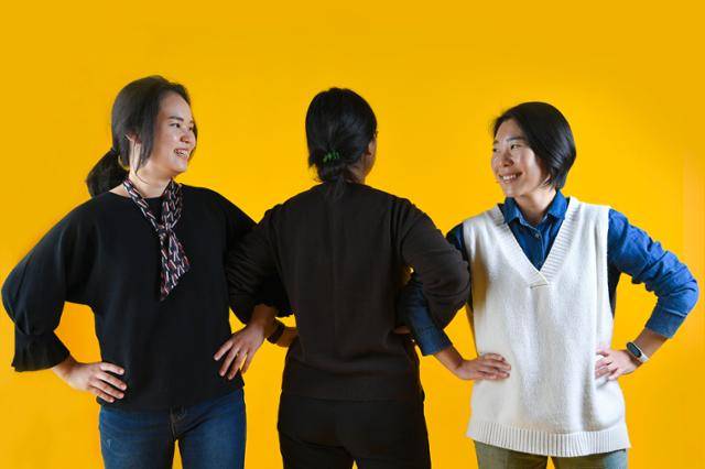 ‘엄마 성을 물려줄 수 있는 권리 모임’ 활동을 하는 윤다미(맨 왼쪽)ㆍ김지예(가운데)ㆍ이수연씨를 만났다. 이들에게 연대의 의미로 팔짱을 껴달라고 부탁했다. 김씨는 얼굴이 드러나는 걸 원치 않아 돌아선 채 촬영에 응했다. 한지은 인턴기자