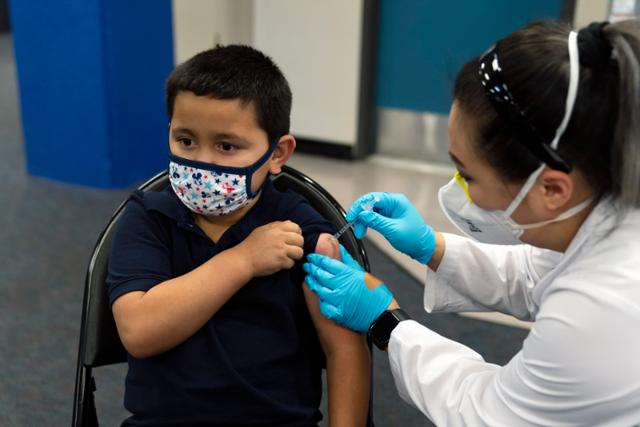 지난달 미국 캘리포니아주 산타애나의 한 백신접종 센터에서 6세 어린이가 화이자 코로나19 백신을 맞고 있다. 산타애나=AP 연합뉴스