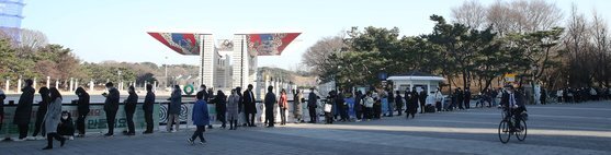 서울 송파구 올림픽공원에 마련된 선별진료소에서 시민들이 검사를 받기 위해 길게 줄지어 서 있다. 우상조 기자
