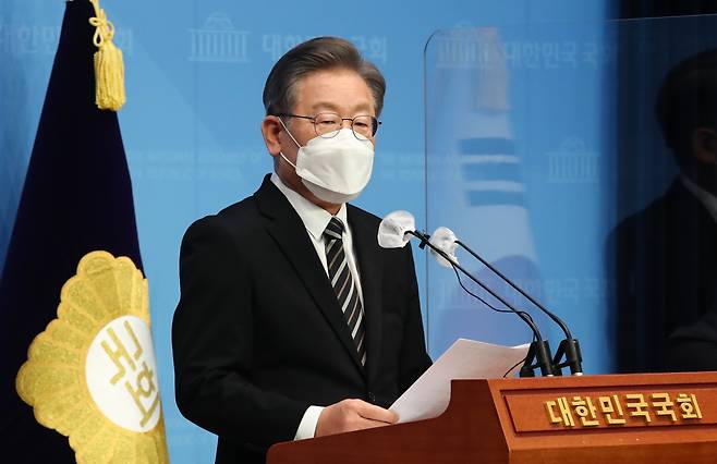 더불어민주당 이재명 대선 후보가 9일 오후 국회 소통관에서 감염병 대응 정책 관련 긴급 기자회견을 하고 있다. 연합뉴스