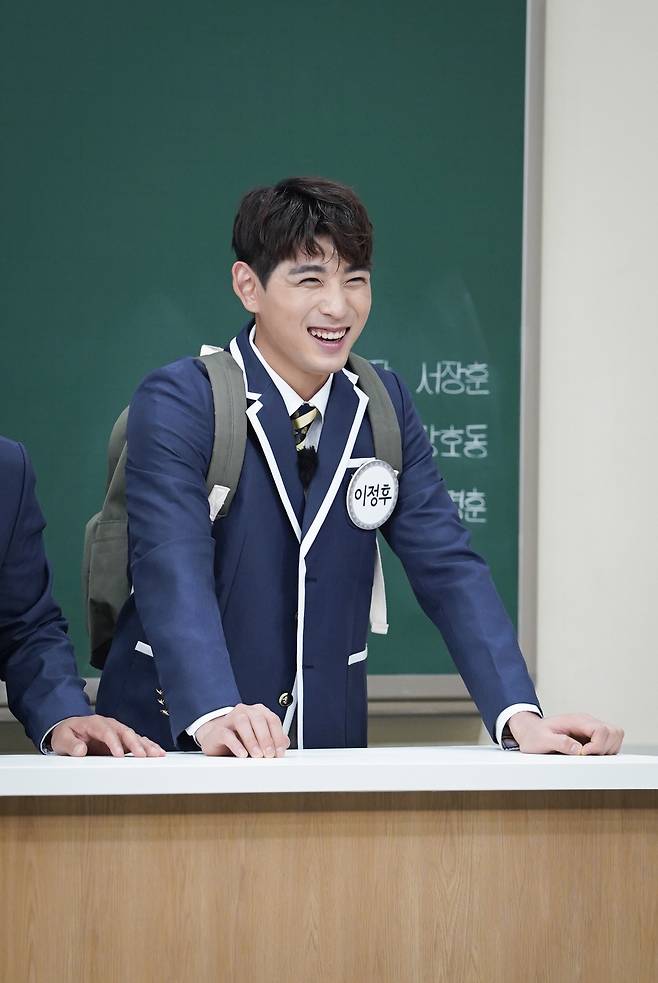Baseball player Lee Jung-hoo showed off his unstoppable gesture.JTBC Knowing Bros, which will be broadcast on December 11, will feature Lee Jong-beom, the symbol of Korean baseball, and Lee Jung-ho, the grandson of the wind, who writes new records every time.Lee Jung-ho expressed his special affection for the program, saying, I always wanted to appear because I liked Knowing Bros so much, but I was worried about it. The reason why he was worried about appearing is revealed on this broadcast.On the same day, Kang Ho-dong said, I heard unbelievable sounds about Lee Jung-hoo.I mentioned that Lee Jung-hoo said that Lee Jung-ho was the only one who won the title of Worlds First Wealthy Strike King.My brothers were surprised and looked at Lee Jong-beoms attention, but Lee Jung-ho made a statement with a reasonable confidence and laughed.