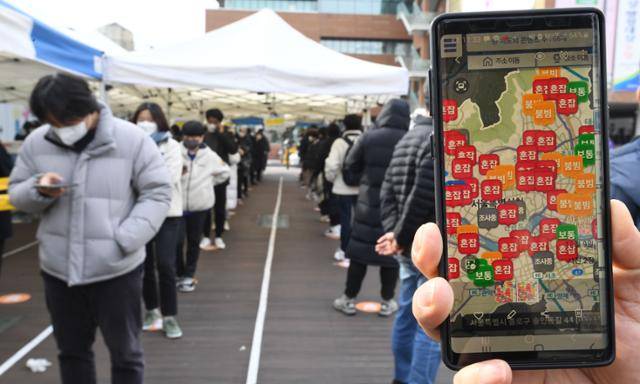 이틀채 코로나19 확진자수가 7,000명대를 넘어선 9일 오전 서울 성북구 성북구보건소 선별진료소 긴 대기줄이 이어지는 가운데 스마트서울맵의 선별진료소 혼잡도가 온통 붉은색 계통으로 '혼잡' 및 '붐빔'을 나타내고 있다. 배우한 기자