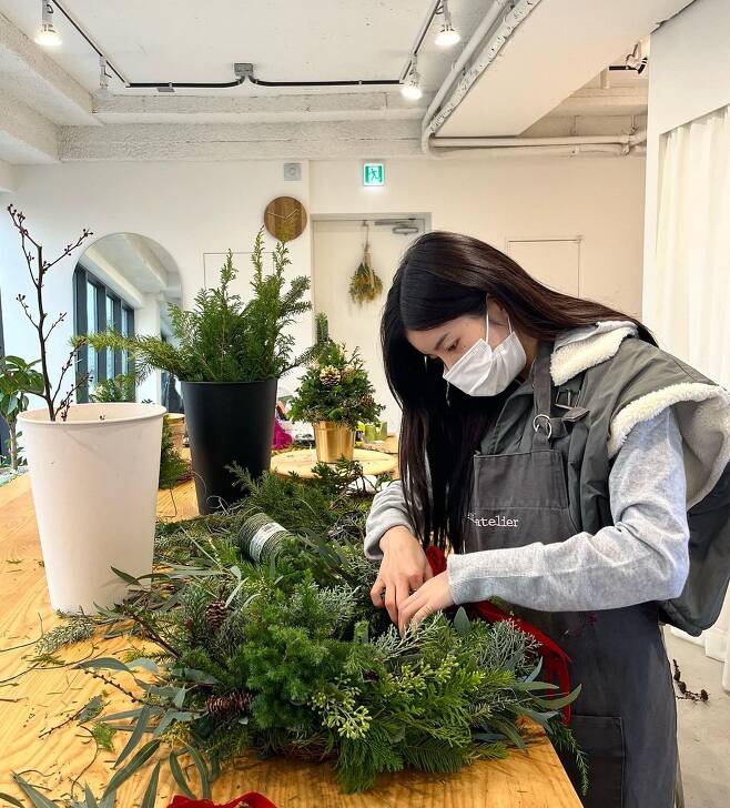 Kwon Eun-bi from the group IZ*ONE shared a happy daily life and focused attention on netizens.On the 10th, Kwon Eun-bi posted several photos with the article I am serious about Christmas through personal instagram.In the open photo, Kwon Eun-bi is making a tree and a lease, especially his distinctive features and production skills, which attracted the viewers admiration.The netizens who saw this had various reactions such as the most beautiful princess in the world and the cute captain.iMBC  Photo Source Kwon Eun-bi Instagram