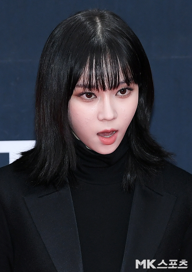 Aespa Winter attends the 2021 MAMA red carpet at CJENM Studio in Paju, Gyeonggi Province on the afternoon of the 11th.