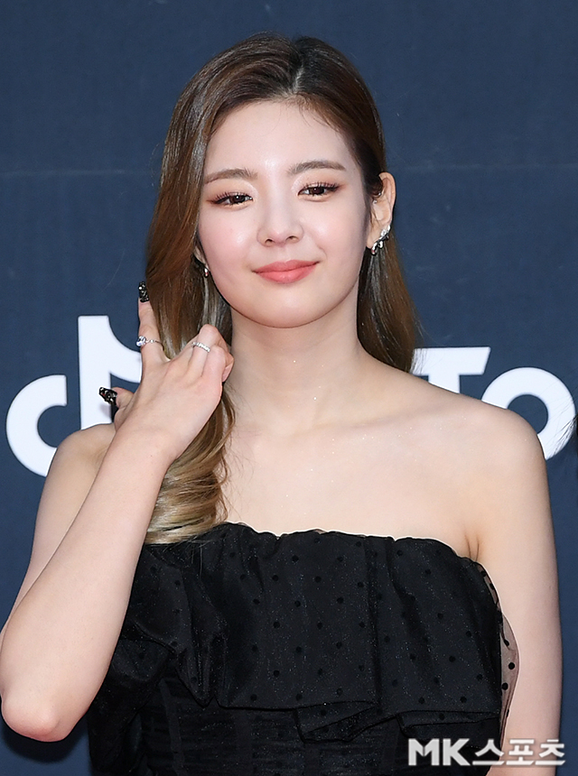 ITZY Lia attends the 2021 Mnet Asian Music Awards (MAMA) red carpet at CJENM Studio in Paju, Gyeonggi Province on the afternoon of the 11th.