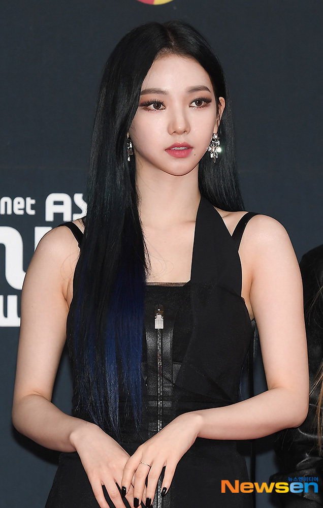Girl group Aespa Karina has photo time on the red carpet and photo wall of the 2021 Mnet Asian Music Awards (MAMA) held at CJ ENM Studio Paju Center in Tanhyeon-myeon, Paju City, Gyeonggi Province on the afternoon of December 11.