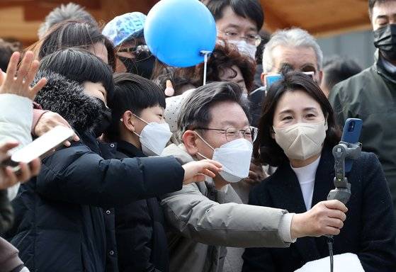 매타버스(매주 타는 민생버스) 다섯번째 행선지로 고향인 대구·경북(TK)을 찾은 이재명 더불어민주당 대선 후보가 12일 경북 문경시 가은역에서 꼬마열차에 탑승하기 전 직접 셀카봉을 들고 유튜브 중계를 하고 있다. 가은역 꼬마열차는 20년 전 석탄을 운반했던 기찻길 폐선로를 재탄생시킨 문경의 대표 관광 상품이다. 뉴스1