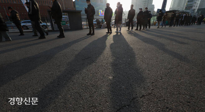 코로나 19 확진자가 급격히 늘어나는 상황에서 일요일인 12일 오전 서울역 선별진료소에 시민들이 검사를 받기위해 길게 줄을 서있다./우철훈 선임기자