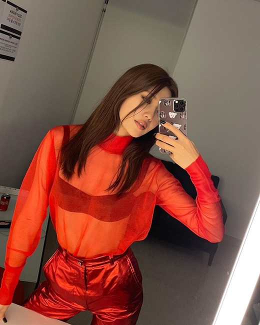 Girls Group Girls Generation member and actor Choi Sooyoung showed off extraordinary fashion.Choi Sooyoung posted a photo of himself in an intense red See through costume on his Instagram on Wednesday, with the words Back in RED.Another photo also featured Girls Generation member Tiffany, who wore a full body mesh dress.Choi Sooyoung and Tiffany attended the 2021 Mnet Asian Music Awards (MAMA) on the 11th.