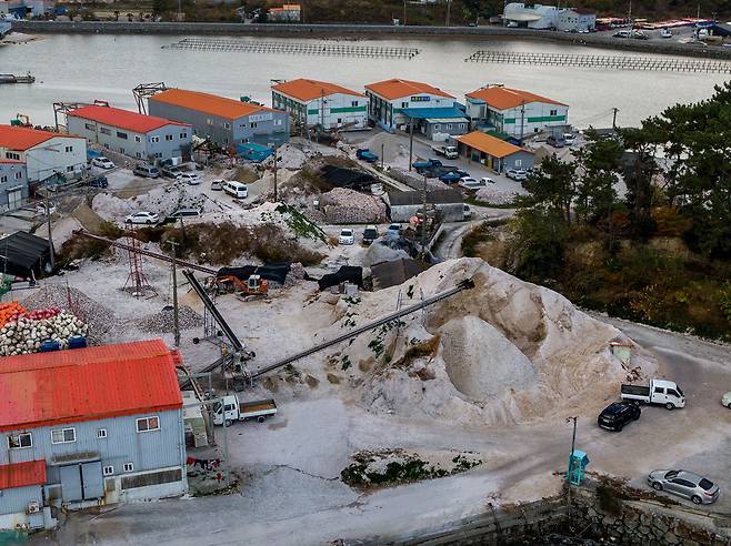 통영의 한 굴 작업장 주변에 잘게 부서진 굴 껍데기가 모래더미처럼 쌓인 채 방치된 모습.ⓒ시사IN 조남진