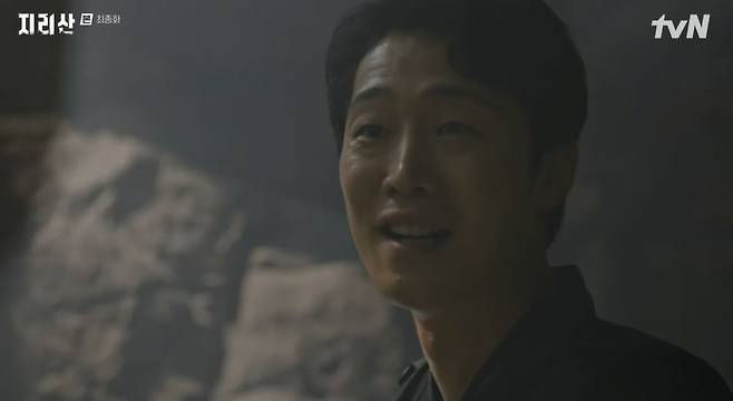 Jirisan Jun Ji-hyun and Ju Ji-hoon dramatically performed The Slap; Jennifer 8-bum Lee Ga-Seop died in a landslide.In the final episode of TVNs Jirisan broadcast on the 12th, Lee Gang (Jun Ji-hyun) and Hyun-jo (Ju Ji-hoon) returned to the ranger with their healthy appearance.The real culprit in the Jennifer 8 case that shook Jirisan was Lee Ga-Seop.Did you stay in the mountains to catch me after that? said Sol, who met with the state of life and spirits. Ive got ghosts.I didnt remember what happened then, and I didnt mean to do it from the start, and I was going to die, he said.In the past, Sol, who had found a mountain to finish his life, met an old friend and accidentally killed him who could not remember his fathers work.Sol, who gained confidence as the case was handled as an accident rather than a murder, became a Ranger and committed Jennifer 8.Hyunjo said, The mountain wanted to punish you. Thats why he showed me.You told me you were the killer, said Sol, and I dont know what you mean, but you didnt catch me, and the mountain is on my side.He was too short to say, If you are on your side, please stop him once. He burned a note with decisive evidence.Nevertheless, Hyunjo left a trace indicating that Sol was the real criminal, and detectives and Rangers were dispatched.At that time, Lee Gang visited the hospital where Hyunjo was hospitalized, but his room was already erased. After crying, Lee Gang was kidnapped by Sol who was hiding in the hospital.Sole said, Youve ruined everything. You dont know whats important. You know what San E wants? Its gone. Its all wiped out. Wait a minute.I will send you to your grandmother. So, even in the face of the attack of Sol, Lee Gang fought back and said, The mountain is a mountain. Your crazy thoughts made you do it. You are just a madman.Sol tried to repay it, but as the landslide hit like a mountain, he buried in the rocks and closed his eyes.A year later, Lee Kang regained his health and returned to the Rangers, and Hyunjo also became healthy and Jirisan ended with a happy ending.