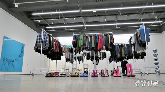 난민과 인권 문제를 다룬 아이웨이웨이의 대표작 ‘빨래방’(2016)(가운데) 왼쪽 벽면 작품이 ‘난민 구조선 시워치 3의 2019년 6월 항해 경로’, 오른쪽 청화백자 작품이 ‘난민 모티프의 도자기 기둥’이다. 김종목 기자