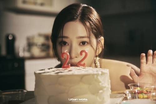 김민주가 직접 디자인에 참여한 포토북을 발매한다. 사진=얼반웍스이엔티