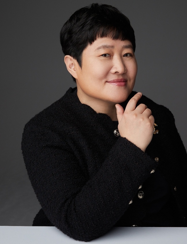 HOOK ENTERTAINMENT Kwon Jin-young donated 16.72 billion won, 38% of his stake, to his agency entertainers and all employees.HOOK ENTERTAINMENT Kwon Jin-young announced the merger with Konyaspor Snake Media on December 9th.HOOK ENTERTAINMENT has been recognized as the most solid and solid company in the entertainment industry as Kwon Jin-young started with a capital of 50 million won in 2002 and has been growing continuously as an excellent small and medium-sized company and Jiangsu enterprise for 20 years.HOOK ENTERTAINMENT Kwon Jin-young transferred 100% of HOOK ENTERTAINMENT shares to Konyaspor Snake Media for 44 billion won and donated 38% of his stake, 16.7 billion won, free of charge to all entertainers and employees.The number of shares or specific amounts donated to their entertainers and employees were paid differently by individual depending on the annual and position.I have always been grateful to the good influence of my agencys entertainers on our society for 24 years, and I think that all the Hook employees who have been involved in hard times and enjoyment are my real family, and I decided to give this gift with the hope that all of my family will be happy, so I can give stocks to all the companys entertainers and 20-year employees from the first year to the 20th year. I did.I will continue to make a bigger dream with the hook family and I will walk out of a company that merged with Konyaspor Snake Media to make a new way that no one has gone. In addition to this donation, Kwon Jin-young will also participate in various donations and practice warm sharing. First, he will donate 100 million won to KBS accompanying after Lee Seung-ki and Lee Sun-hee.As a result, 1 million won will be delivered to the performers every week from the first broadcast in 2022.In addition, with the recommendation of actor Lee Seo-jin, who became a member of the Seoul Honor Society by donating 100 million won to the Fruit of Love in 2019, 100 million won will be donated to the low-income families who are postponing treatment because of no operating expenses at Sinchon Severance Hospital.