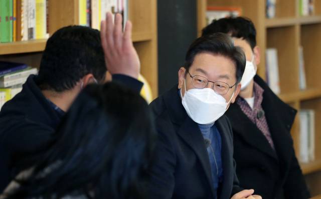 이재명 더불어민주당 대선 후보가 13일 경북 성주군 별동네 작은 도서관에서 열린 국민반상회에서 지역 주민들과 지역화폐의 효용성에 대한 대화를 나누고 있다./연합뉴스