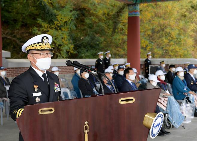 부석종 해군참모총장이 11월11일 경남 진해군항에서 열린 제76주년 해군창설 기념식에 참석해 기념사를 하고 있다. 부 총장은 임기를 5개월여 남겨두고 올 후반기 정기인사에서 물러나게 됐다. /해군