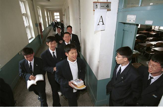 학생들이 진로에 맞춰 과목을 선택해 듣는 고교학점제가 2023년부터 도입된다. 사진은 서울의 한 고등학교에서 이동식 수업을 하고 있는 모습. <한겨레> 자료사진